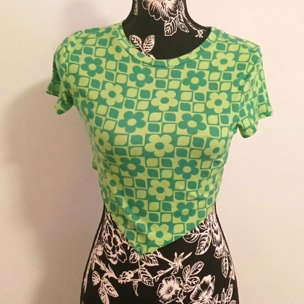 Green crop top with flowers💚